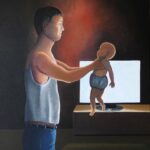 Junger Vater schüttelt sein Kleinkind, Monitor im Hintergrund