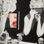 Marilyn Monroe am Schminktisch mit kleinem Spiegel, rote Lippen