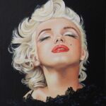 Marilyn Monroe, geschlossene Augen, rote Lippen und schwarze Bluse, mit schwarzem Hintergrund
