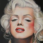 Marilyn Monroe mit offenem Mund und dunklem Hintergrund
