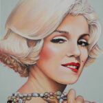 Marilyn Monroe mit speziellem Blick und Halskette in der Hand