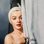 Marilyn Monroe nass von einer Dusche mit Badekappe
