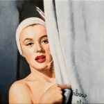 Marilyn Monroe nass von einer Dusche mit Badekappe