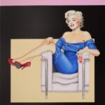 Marilyn Monroe sitzt im Sessel und trägt ein blaues Kleid und rote Schuhe