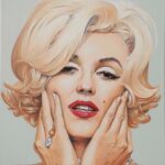 Marilyn Monroe mit beiden Händen im Gesicht und roten Lippen