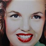 Marilyn Gesicht mit grünem Kragen