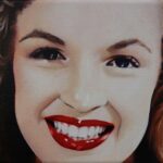 Marilyn Gesicht mit dunklen Augen