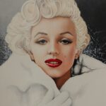 Marilyn Monroe mit Pelzmantel und weißem Handschuh